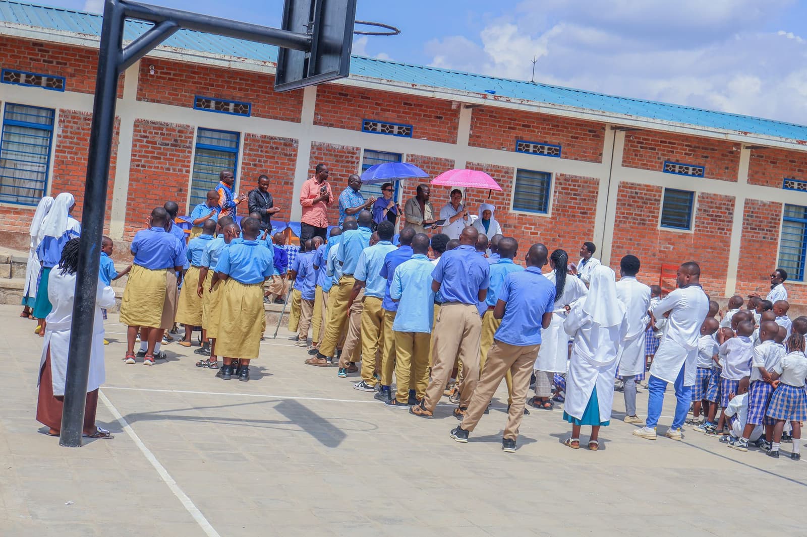 Élèves, enseignants et sœurs réunis dans la cour pour une célébration